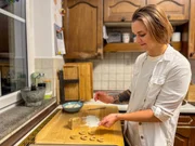 Sophia Dober aus Kollmitzberg b&auml;ckt die ersten Vanillekipferl der Saison.