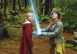 Wegen ihres schweren Alltags fl&uuml;chten sich Jess (Josh Hutcherson, re.) und Leslie (AnnaSophia Robb) in ihr Phantasieland Terabithia.