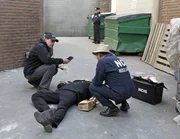 Wer ist der Mann, der in der Uniform eines Navy-Commanders aus dem Hotel rannte und wenig sp&auml;ter tot ist? Dr. Mallard (David McCallum, r.) und McGee (Sean Murray, l.) nehmen die Untersuchungen auf ...