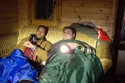 Bei dem Camping-Survival-Trip mit Marc (Marc Eggers, l.) und den anderen Jungs muss Eric (Edmund Kunke) sich eingestehen, dass er ein Angsthase ist.