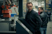 Karow (Mark Waschke) und Assistent Tim Steinke (Tim Kalkhof) fragen sich, ob eine manipulierte Kaffee Nadel das Opfer umbrachte.