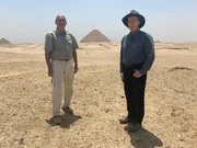 300 Jahre lang bestatten die Alten &Auml;gypter ihre Pharaonen in der Totenstadt Sakkara. Ein heiliger Ort - doch wurde hier auch der Leichnam von Alexander dem Gro&szlig;en begraben? Im Bild: Prof. Tarek Sayed Twafik (l.) und Andrew Chugg (r.)