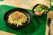 Tagesmotto "Kindheitserinnerungen": K&auml;sesp&auml;tzle mit R&ouml;stzwiebeln & Gr&uuml;ner Salat mit Karotte und gepickelten Radieschen von Robin Lursky