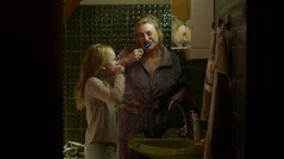 Seit Oma Stines (Beppie Melissen) Ver&auml;nderung versteht sie viel mehr Spa&szlig; und albert gern mit Romy (Vita Heijmen) herum. Romy (Vita Heijmen) und ihre Oma Stine (Beppie Melissen) werden zu einem eingeschworenen Team.
