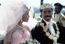 Lisa (Shari Headley, l.) und Prinz Akeem (Eddie Murphy, r.).