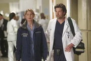 W&auml;hrend Meredith (Ellen Pompeo, l.) und Derek (Patrick Dempsey, r.) endlich Nachricht wegen Zola erhalten, muss Teddy das Leben ihres Ehemanns in die H&auml;nde ihrer Kollegen legen ...