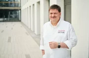 In der Sendung trifft Sternek&uuml;che auf kreative Vielfalt: J&ouml;rg Sackmann (Foto), Luisa Jordan und S&ouml;ren Anders pr&auml;sentieren drei einfache, doch festliche Hauptgerichte.