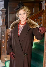 Zo&euml; Wanamaker (Ariadne Oliver).
