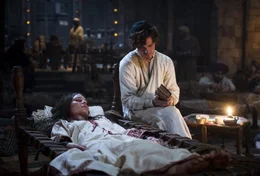 Rob (Tom Payne) rettet seiner gro&szlig;en Liebe Rebecca (Emma Rigby) das Leben.