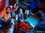 Die fünf Freunde George (Diaana Babnicova, l.), Julian (Elliott Rose, 2.v.l.), Dick (Kit Rakusen, 2.v.r.), Anne (Flora Jacoby Richardson, r.) und Timmy (Kip) erleben ein Abenteuer, bei dem eine Erfindung von Georges Vater im Mittelpunkt steht. Die fünf Freunde George (Diaana Babnicova, l.), Julian (Elliott Rose, 2.v.l.), Dick (Kit Rakusen, 2.v.r.), Anne (Flora Jacoby Richardson, r.) und Timmy (Kip) erleben ein Abenteuer, bei dem eine Erfindung von Georges Vater im Mittelpunkt steht.