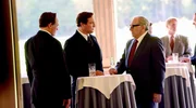 Auf der Bilderberger Konferenz: Herrhausen (Oliver Masucci, Mitte) im Gespräch mit dem US-Strategen Kissinger (Dov Glickman, re.) und Bundeskanzler Kohl (Sascha Nathan, li.). Auf der Bilderberger Konferenz: Herrhausen (Oliver Masucci, Mitte) im Gespräch mit dem US-Strategen Kissinger (Dov Glickman, re.) und Bundeskanzler Kohl (Sascha Nathan, li.).