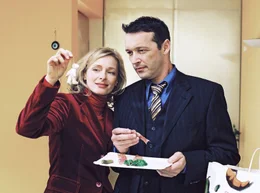 Robert (Michael Roll) und Regina (Marita Marschall) lieben das s&uuml;&szlig;e Leben, doch irgendwie fehlt ein Kind.