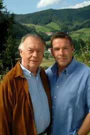 Der alte und der neue Chef der "Schwarzwaldklinik": Professor Klaus Brinkmann (Klausj&uuml;rgen Wussow, l.) und Professor Udo Brinkmann (Sascha Hehn, r.)