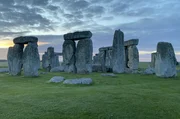Stonehenge: eine architektonische Meisterleistung. Bis zu 25 Tonnen schwere Steine schichteten die Menschen vor 5000 Jahren aufeinander. Wie und wozu bleibt ein R&auml;tsel.
