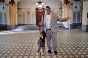 Hund im Gericht: Thomas (Bruno Cathomas) hat Begleitung.