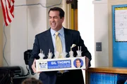 Phils gr&ouml;&szlig;ter Konkurrent Gil Thorpe (Rob Riggle) torpediert Phils Vortrag bei dem Projekttag in der Schule und kann mit ein paar S&uuml;&szlig;igkeiten die Aufmerksamkeit der Sch&uuml;ler auf sich ziehen.