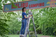 Jantje (Karla Nina Diedrich) verpasst dem Eingang von "Malibu Camping" einen neuen Anstrich. Jantje (Karla Nina Diedrich) verpasst dem Eingang von "Malibu Camping" einen neuen Anstrich.