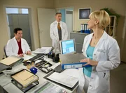 Nach dem Tod ihrer Mutter bet&auml;ubt Dr. Kathrin Globisch (Andrea Kathrin Loewig, rechts) ihren Schmerz mit Arbeit. Als sie ihrem Kollegen Dr. Philipp Brentano (Thomas Koch, links) auch noch anbietet, ihm bei seinem Projekt zu helfen, spricht Dr. Kaminski (Udo Schenk) sie darauf an.