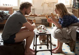 Hubertus (Steve Windolf) macht bei Charlotte (Valerie Niehaus) den "Br&ouml;tchen-Test".