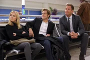 Arbeiten an einem neuen Fall, während sie am Dulles Airport in Washington, DC wegen Unwettern festsitzen: DiNozzo (Michael Weatherly, r.), Bishop (Emily Wickersham, l.) und ihr Ehemann Jake (Jamie Bamber, M.) ... Arbeiten an einem neuen Fall, während sie am Dulles Airport in Washington, DC wegen Unwettern festsitzen: DiNozzo (Michael Weatherly, r.), Bishop (Emily Wickersham, l.) und ihr Ehemann Jake (Jamie Bamber, M.) ...