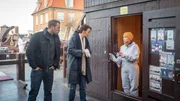 Am Bord der alten Kogge stellt sich schnell heraus, dass die vermeintlichen Einbruchsspuren eher von einem Ausbruch stammen. Hat das Opfer etwa noch versucht, sich zu befreien? Kriminaltechnikerin Stefanie Horn (Nicole Ernst, r.) pr&auml;sentiert den Kommissaren Joost (Nike Fuhrmann, M.) und P&ouml;hlmann (Dominic Boeer, l.) die Beweisst&uuml;cke. Kapit&auml;n Stefan Windgassen, dem die Kogge geh&ouml;rt, ist ratlos.
