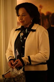 Rae Dawn Chong als Betty Currie.