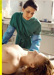 Zwiesprache mit einer Toten: Gerichtsmedizinerin Dr. Rhea Singh (Lale Yavas) hat das Mordopfer Kathi (Valie Fuchs) gut gekannt. Zwiesprache mit einer Toten: Gerichtsmedizinerin Dr. Rhea Singh (Lale Yavas) hat das Mordopfer Kathi (Valie Fuchs) gut gekannt.