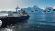 Bei diesem Schiff handelt es sich um das Expeditionsschiff &bdquo;Ocean Adventurer&ldquo;, das von Quark Expeditions betrieben wird.