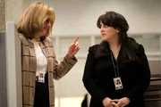 (l-r) Sarah Paulson als Linda Tripp, Beanie Feldstein als Monica Lewinsky.