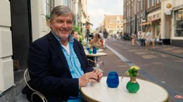 Der Film begleitet Hape Kerkeling nach Amsterdam.
