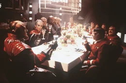 Die Klingonen mit ihrem Kanzler Gorkon (David Warner, l.) auf der &bdquo;Enterprise&ldquo;. Sie trinken auf das unentdeckte Land &ndash; die Zukunft.