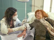 MDR Fernsehen IN ALLER FREUNDSCHAFT FOLGE 225, "Vergesslichkeiten", am Dienstag um 11:40 Uhr. Dr. Elena Eichhorn (Cheryl Shepard) versorgt die Verbrennungswunden von Maria Herrmann (Brigitte Mira).