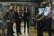 (v.l.n.r.) Jake Peralta (Andy Samberg); Amy Santiago (Melissa Fumero); Rosa Diaz (Stephanie Beatriz); Terry Jeffords (Terry Crews)