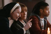 Schwester Ignatius (Kate O'Toole, l.) stellt Harry (Jane Seymour, M.) und Fergus (Rohan Nedd) die anderen Nonnen vor.