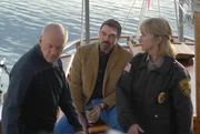 Chief Stone (Tom Selleck, M.) und Officer Gammon (Kathy Baker, r.) befragen einen Yachtbesitzer (Nigel Bennett, l.), der beschuldigt wird, ein Mädchen vergewaltigt zu haben. Chief Stone (Tom Selleck, M.) und Officer Gammon (Kathy Baker, r.) befragen einen Yachtbesitzer (Nigel Bennett, l.), der beschuldigt wird, ein Mädchen vergewaltigt zu haben.