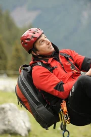 Martin Gruber (Hans Sigl) seilt sich konzentriert ab.