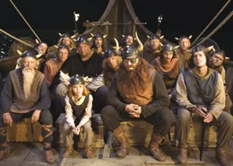 Die Wikinger aus Flake hissen die Segel, um die Kinder, die vom schrecklichen Sven entf&uuml;hrt wurden, wieder zu befreien und begeben sich so in ein gro&szlig;es, spannendes Abenteuer auf hoher See: Urobe (Olaf Kr&auml;tke, l.), Gorm (Mike Maas, 3.v.l.), Faxe (J&ouml;rg Moukaddam, 6.v.l.), Wickie (Jonas H&auml;mmerle, 5.v.l.), Snorre (Christian A. Koch, M.), Halvar (Waldemar Kobus, 6.v.r.), Ulme (Patrick Reichel, 4.v.r.) und Tjure (Nic Romm, 2.v.r.).
