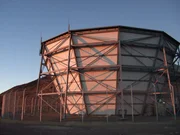 Das kosmologische Atacama-Teleskop in der Abendd&auml;mmerung, zu sehen in der Episode "Galaxien" von "Engineering The Universe".