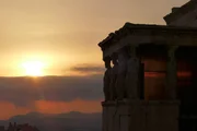 Die Karyatiden des Erechtheions auf der Akropolis in Athen im Abendlicht. Die Karyatiden des Erechtheions auf der Akropolis in Athen im Abendlicht.