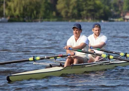 Nur beim Rudern halten die Br&uuml;der Balthasar (Stephan Luca, li.) und Hubertus (Steve Windolf) den selben Kurs.