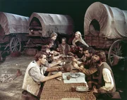 Der alte Ismael Bush (George Demetru, im Hintergrund, Mi.) ist Oberhaupt einer Familie, die reich, fromm und verschlagen ist. Nur seine Nichte Elle Wade (Catherine Jourdan, hinten r.) passt nicht in diesen Kreis. Der alte Ismael Bush (George Demetru, im Hintergrund, Mi.) ist Oberhaupt einer Familie, die reich, fromm und verschlagen ist. Nur seine Nichte Elle Wade (Catherine Jourdan, hinten r.) passt nicht in diesen Kreis.