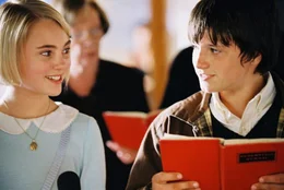 Jess (Josh Hutcherson, re.) und seine neue Mitsch&uuml;lerin Leslie (AnnaSophia Robb) verstehen sich bestens.