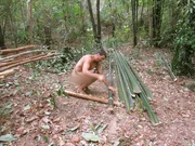 Jeff baut einen Unterstand.