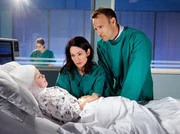 Elena Eichhorns (Cheryl Shepard, Mitte) Tochter Sophie (Leni Johanna Trost, liegend) hat sich schon seit einiger Zeit merkwürdig verhalten. Durch den Unfall und die daraus resultierenden Untersuchungen hat Dr. Martin Stein (Bernhard Bettermann) ein Hirnabzess festgestellt. In einer dramatischen Operation hat Martin versucht, diesen zu entfernen. Nun warten Elena und Martin darauf, dass Sophie endlich aufwacht. Sophies Krankheit hat Martin klar gemacht, dass sie nach wie vor, wie eine Tochter für ihn ist. Elena Eichhorns (Cheryl Shepard, Mitte) Tochter Sophie (Leni Johanna Trost, liegend) hat sich schon seit einiger Zeit merkwürdig verhalten. Durch den Unfall und die daraus resultierenden Untersuchungen hat Dr. Martin Stein (Bernhard Bettermann) ein Hirnabzess festgestellt. In einer dramatischen Operation hat Martin versucht, diesen zu entfernen. Nun warten Elena und Martin darauf, dass Sophie endlich aufwacht. Sophies Krankheit hat Martin klar gemacht, dass sie nach wie vor, wie eine Tochter für ihn ist.