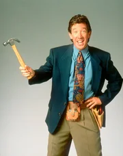 Tim Taylor (Tim Allen) preist bei einem Kabelsender Werkzeuge der Firma Binford an. Allerdings hat der selbsternannte Heimwerker-King keine Ahnung, worüber er redet. Tim Taylor (Tim Allen) preist bei einem Kabelsender Werkzeuge der Firma Binford an. Allerdings hat der selbsternannte Heimwerker-King keine Ahnung, worüber er redet.