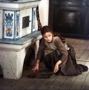 Während die Stiefmutter und Dora ihre Vorbereitungen für den königlichen Ball treffen, muss das Aschenbrödel (Libuse Safránková) niedere Magddienste verrichten. Während die Stiefmutter und Dora ihre Vorbereitungen für den königlichen Ball treffen, muss das Aschenbrödel (Libuse Safránková) niedere Magddienste verrichten.