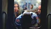 Detective Stella Bonasera (Melina Kanakaredes) und Dr. Sheldon Hawkes (Hill Harper) untersuchen die Leiche des Zugf&uuml;hrers, als pl&ouml;tzlich der Zug wie von Geisterhand losf&auml;hrt.