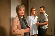 Romy Heiland (Christina Athenst&auml;dt, M.) und ihr Freund Rudi Illic (Aleksandar Jovanovic, r.) sind nicht erfreut &uuml;ber die n&auml;chtliche St&ouml;rung. Doch Romys Mutter Karin (Peggy Lukac, l.) ist verzweifelt - ihr Mann hat sie verlassen.
