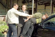 Den Kommissaren Bonhoff (Wolfgang Krewe, l.) und Kehler (Wolfgang Bathke, M.) ist es gelungen, Pachmann (Leander Lichti) zu überwältigen, bevor er von seinem Sohn gewarnt werden konnte... Den Kommissaren Bonhoff (Wolfgang Krewe, l.) und Kehler (Wolfgang Bathke, M.) ist es gelungen, Pachmann (Leander Lichti) zu überwältigen, bevor er von seinem Sohn gewarnt werden konnte...