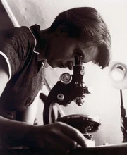 Rosalind Elsie Franklin war eine britische Chemikerin und Kristallografin, die vor allem f&uuml;r ihre Rolle bei der Entdeckung der Struktur der DNA bekannt ist.